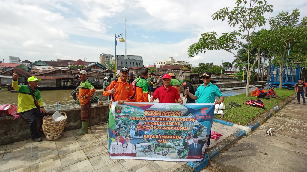 Lurah Sidodadi Berpartisipasi dalam Kegiatan Gerakan Pungut Sampah Sungai Karang Mumus