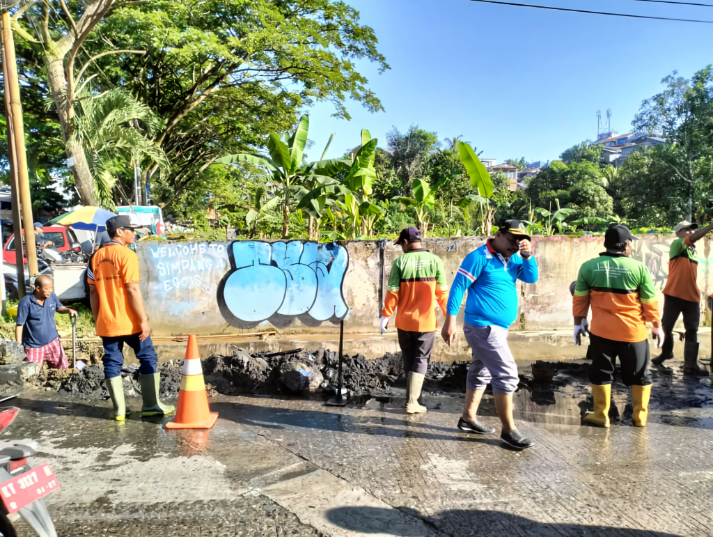 Menindaklanjuti Instruksi Wali Kota,  Kegiatan Gotong Royong Gabungan Dilaksanakan di Jalan KS. Tubun