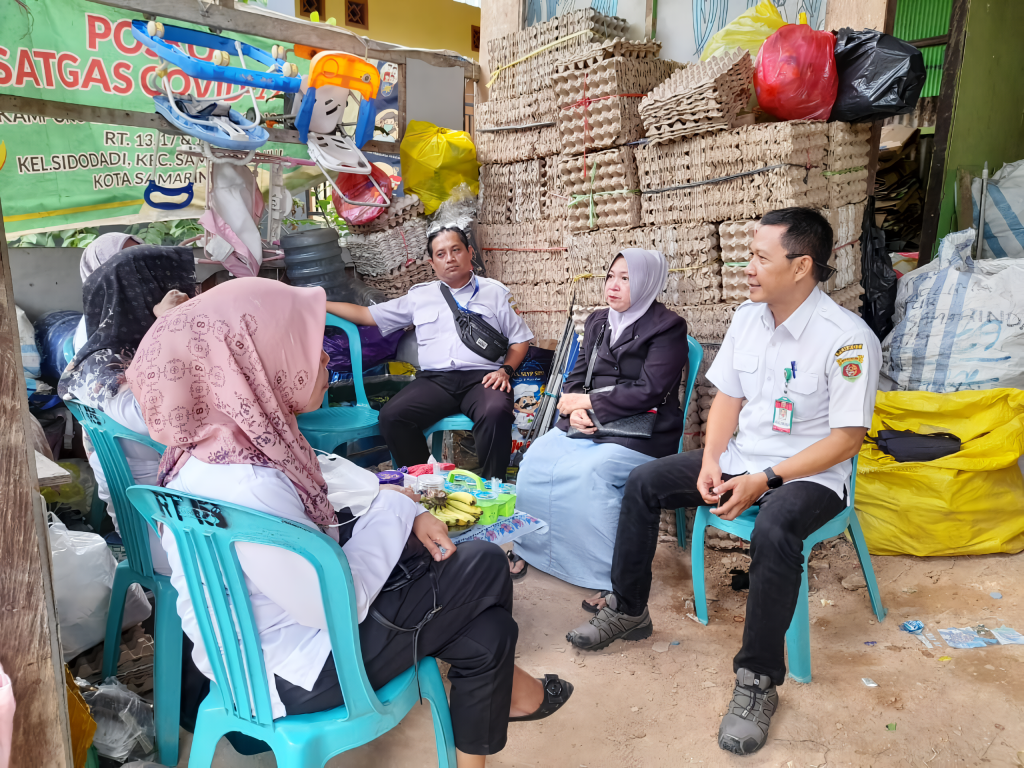 Dinas Lingkungan Hidup Kota Samarinda Melakukan Kunjungan ke Bank Sampah Ramli Sidodadi