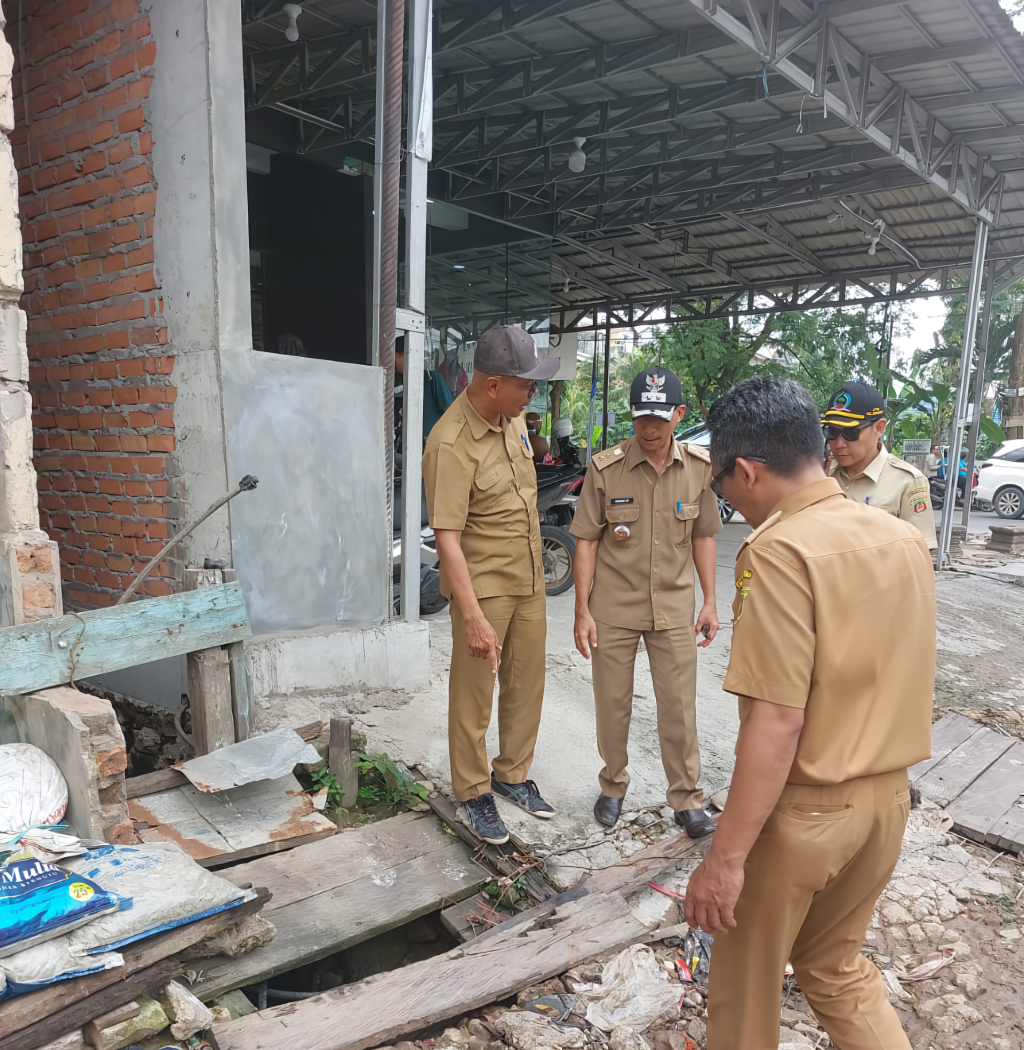 Kondisi Drainase Tersumbat, Lurah dan Kasi Ekobang Kelurahan Sidodadi Lakukan Pengecekan Drainase di Jalan KS. Tubun Dalam