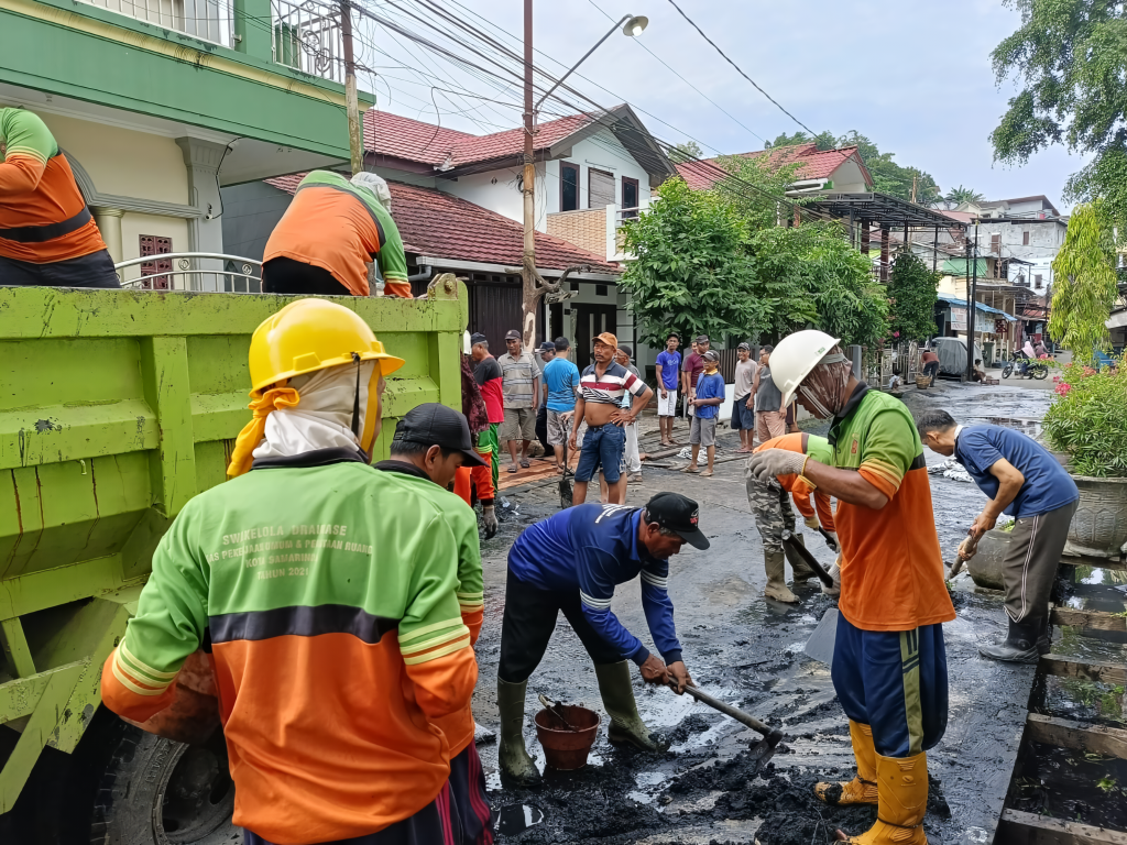 Giat Bersih di Akhir Pekan, Kelurahan Sidodadi Melaksanakan Gotong Royong di Jalan Trisari