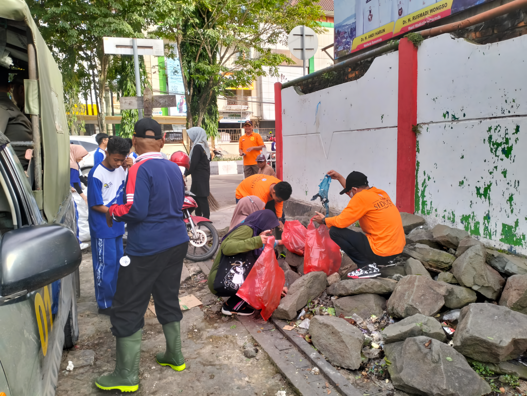 Kelurahan Sidodadi Berpartisipasi Pada Kegiatan Kerja Bakti di Sepanjang Jalan Perniagaan