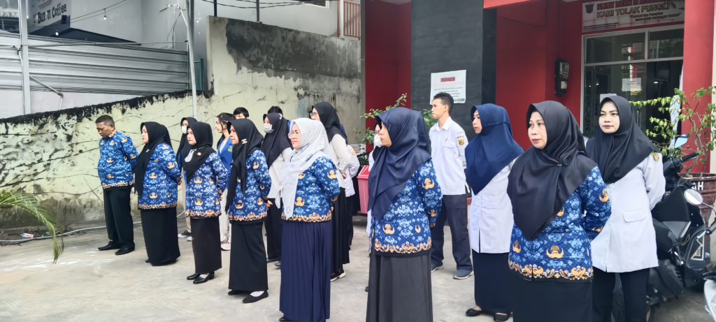 Memulai Aktivitas Senin Dengan Kegiatan Apel Pagi yang Diikuti Seluruh Staf Kelurahan Sidodadi