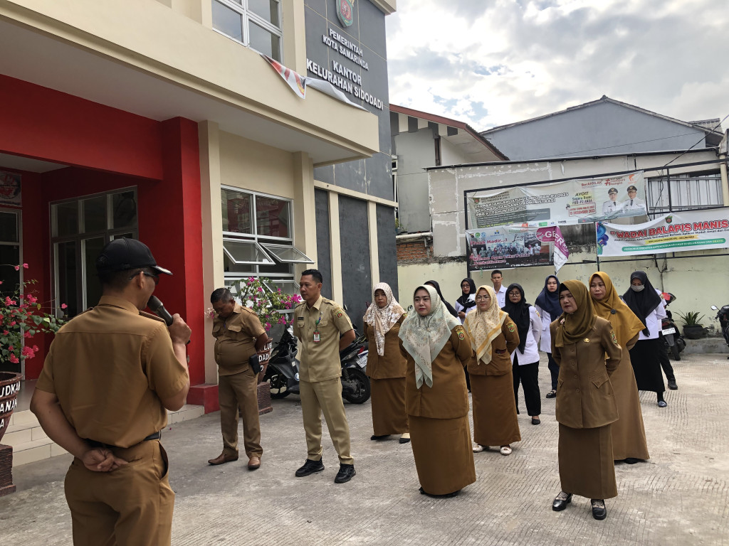 Lurah Sidodadi Pimpin Apel Pagi, Mengingatkan Kepada Seluruh Staf untuk Selalu Menjaga Kedisiplinan