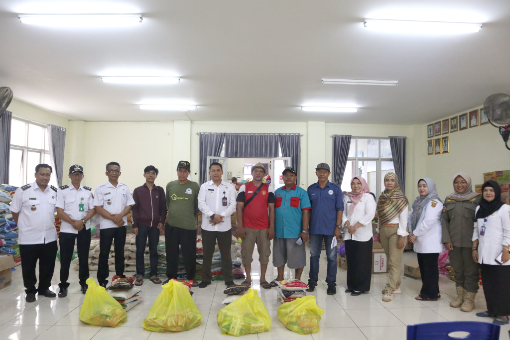 Penyerahan Bantuan Kepada Warga Terdampak oleh Camat dan Lurah Samarinda Ulu