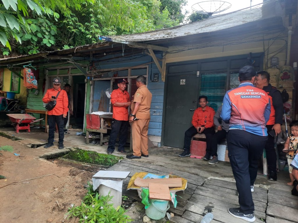 Bantuan Material Korban Tanah Longsor