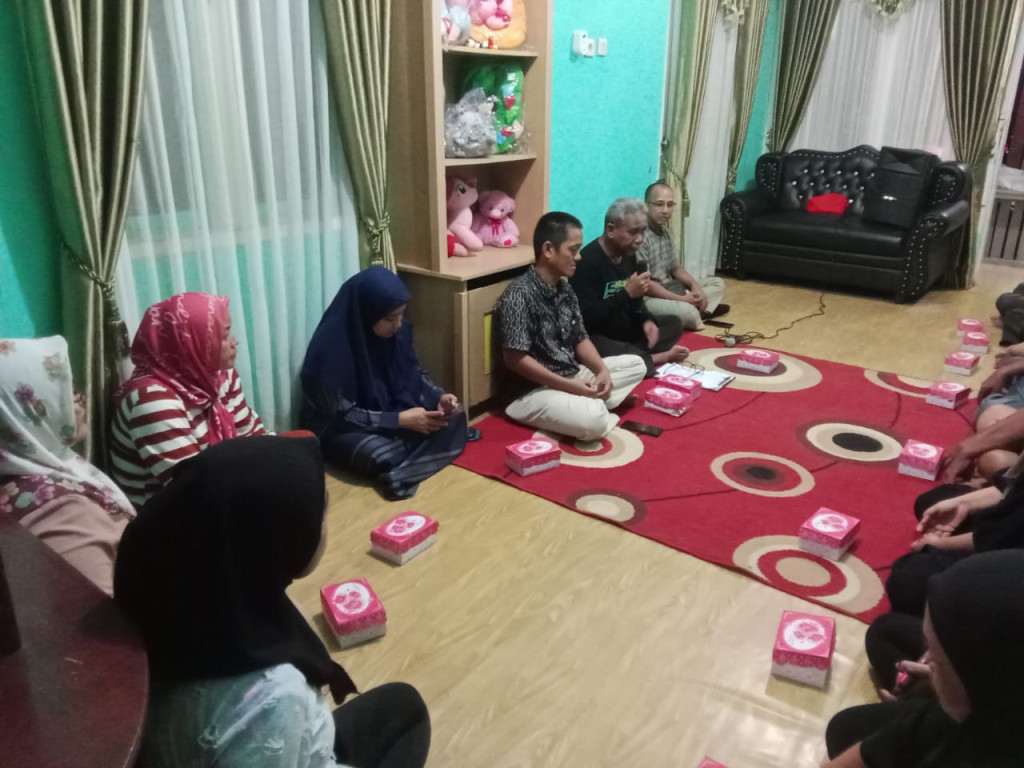 Rembug Warga di Lingkungan RT.10 mengenai Program Probebaya Tahun 2024 - 2025