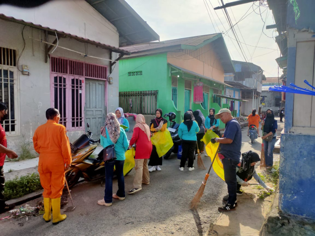 Kegiatan Gotong Royong di Lingkungan Kecamatan Samarinda Ilir Tahun 2024