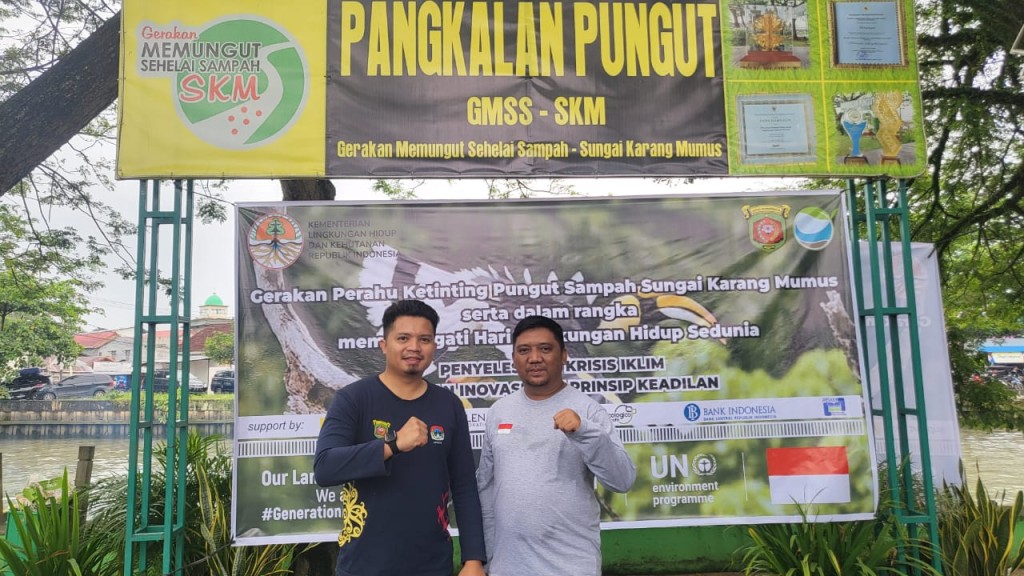 Gerakan Perahu Ketinting Pungut Sampah Sungai Karang Mumus