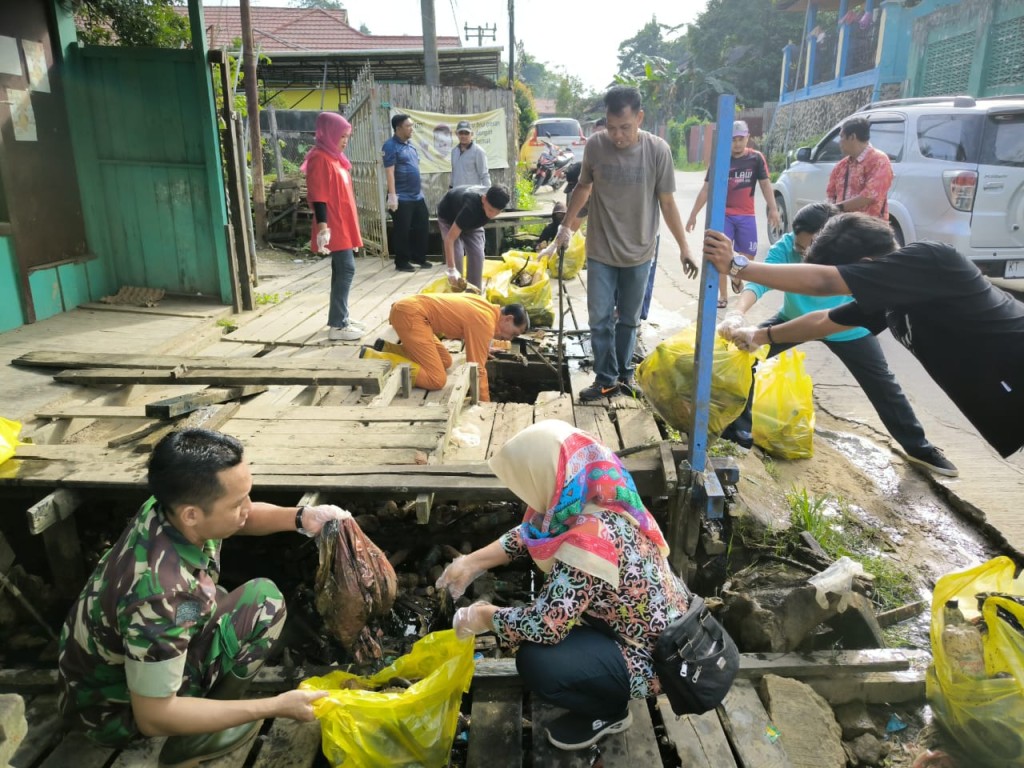 Kegiatan Gotong Royang di Jalan Damai