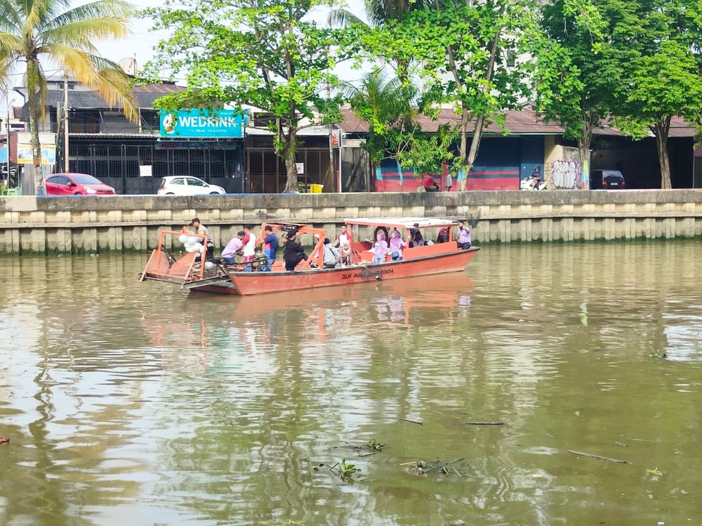 Kegiatan Bersih Tepian Sungai