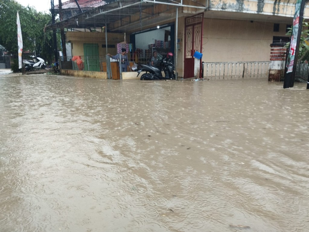 Curah Hujan Tinggi Rendam Jalan Damai, Pegawai Kelurahan Sidodamai Tertahan Pulang