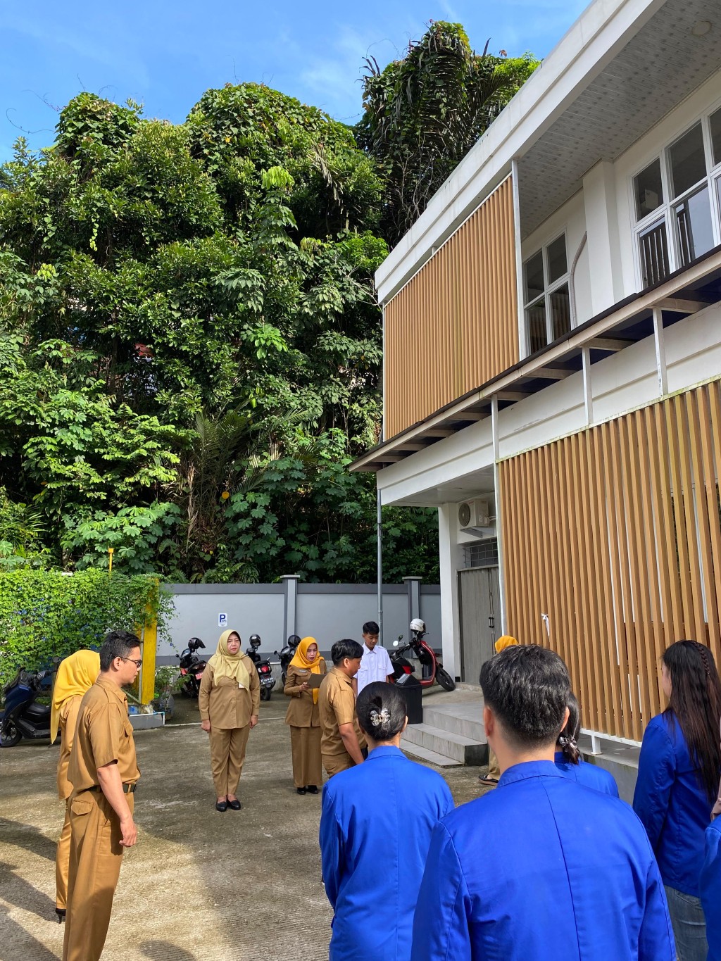 Apel Pagi Rutin, Pegawai dan Mahasiswa KKN Perkuat Koordinasi di Halaman Kantor