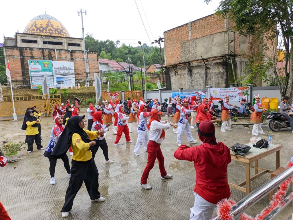 Dasawisma Sidodamai Tampilkan Senam Kreasi Meriahkan Lomba HUT RI ke-80
