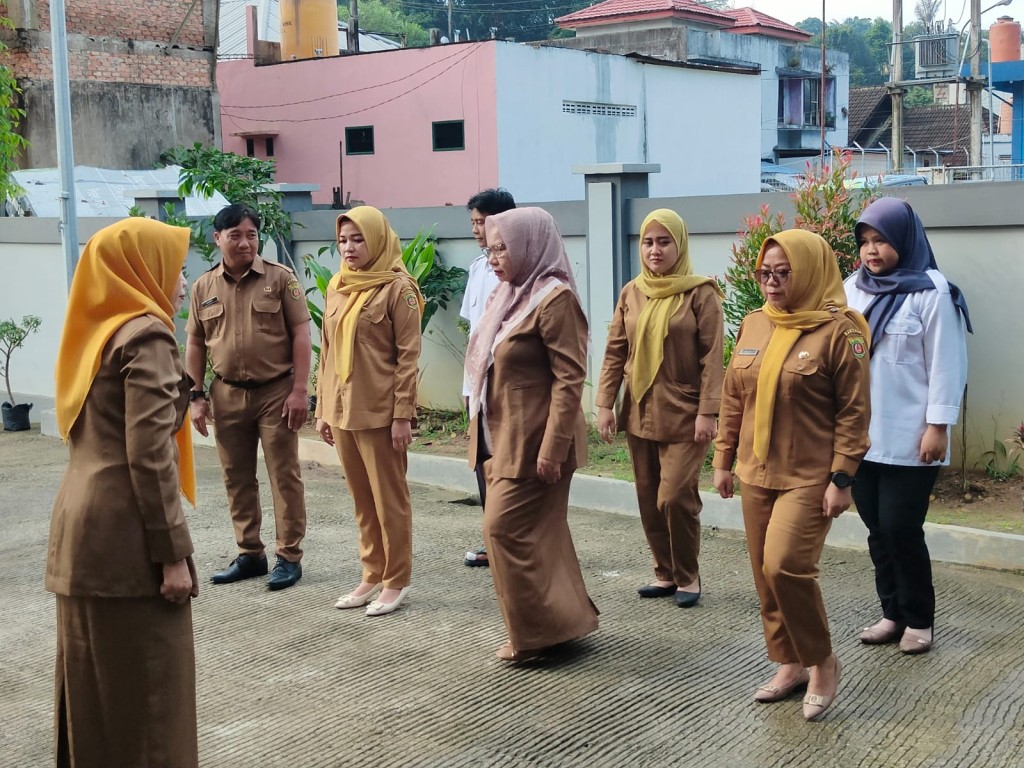 Apel Pagi Tingkatkan Koordinasi Pegawai dan Mahasiswa KKN di Halaman Kantor