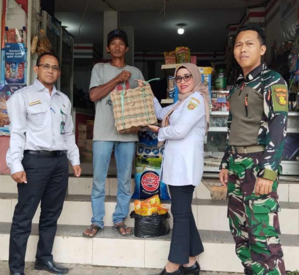 Hari Kedua Penyaluran Bansos! Seklur, Staf Kesra, Babinsa, dan PSM Sidodamai Kawal Pembagian Bansos di Toko Kahar RT. 25