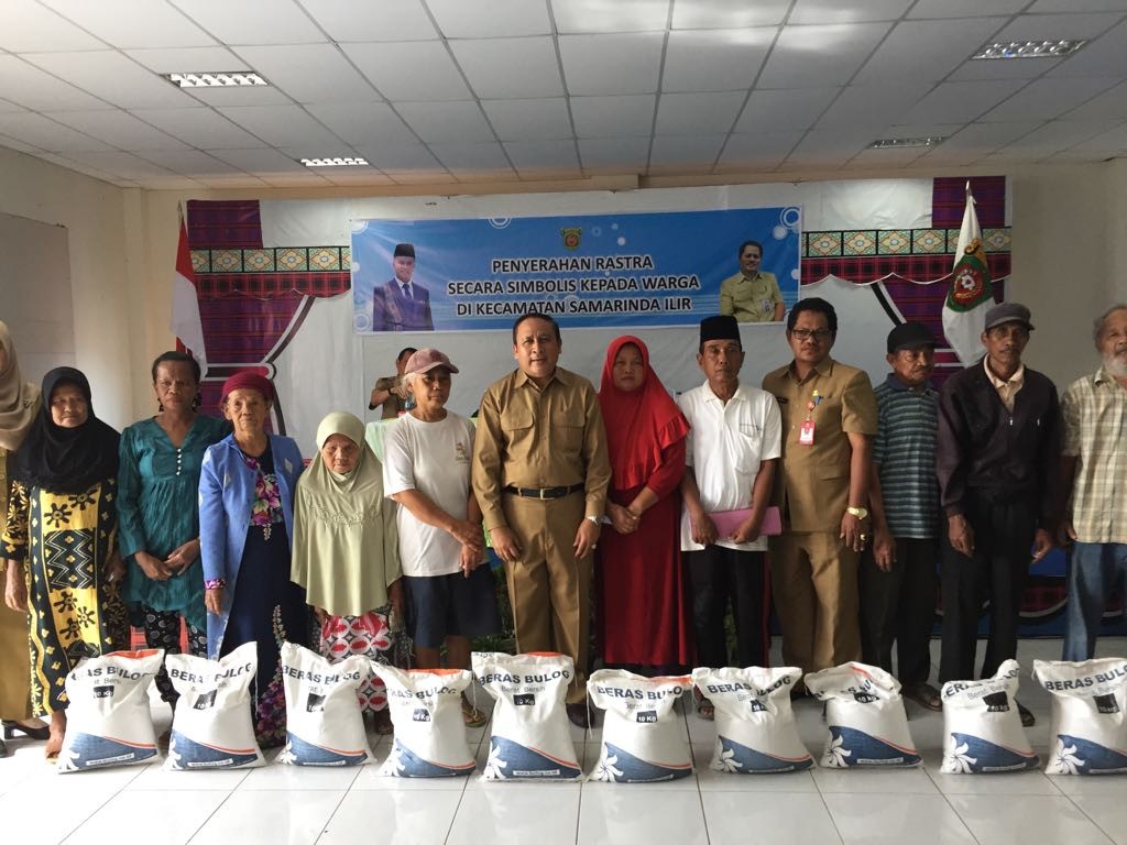Latepost...29 Januari 2018... Penyerahan Beras Rastra 10 kg untuk warga kelurahan Sidomulyo oleh Wakil Walikota Bapak Nusyirwan di Kantor Kecamatan Samarinda Ilir