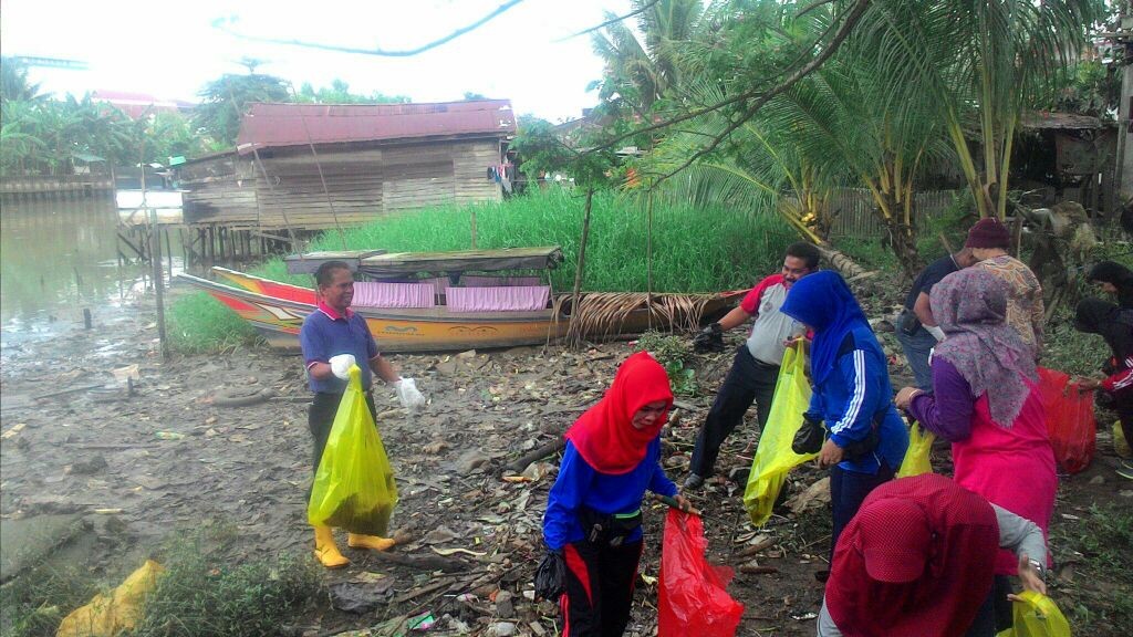 Kerjabakti Masal dalam rangka Gerakan memungut Sehelai Sampah (GMSS) di bantaran Sungai Karang Mumus.