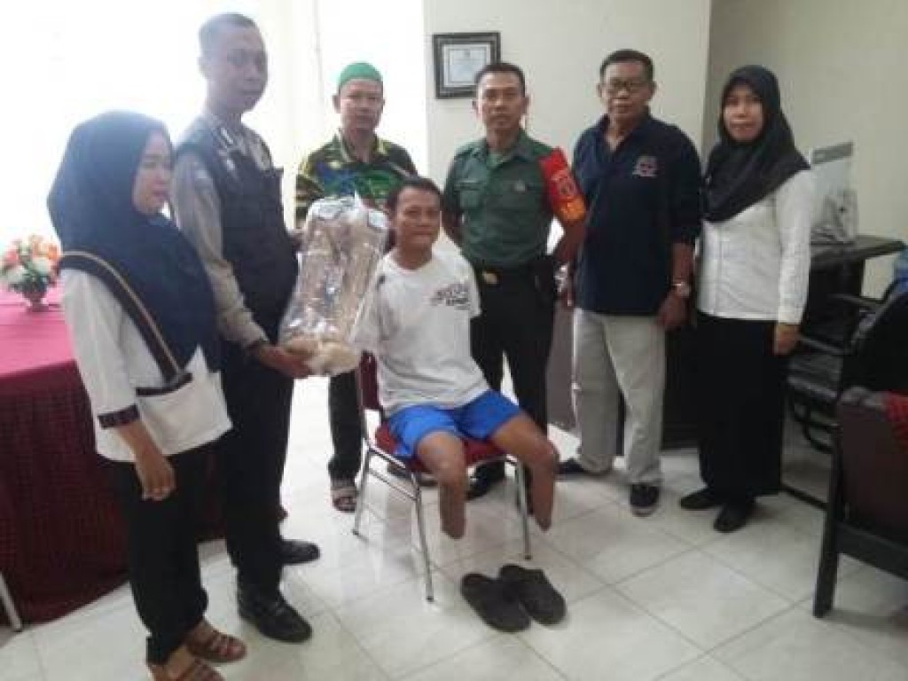 Penyerahan bantuan kaki palsu yang prakarsai oleh Kodim 0901SMD di kantor Lurah Sidomulyo