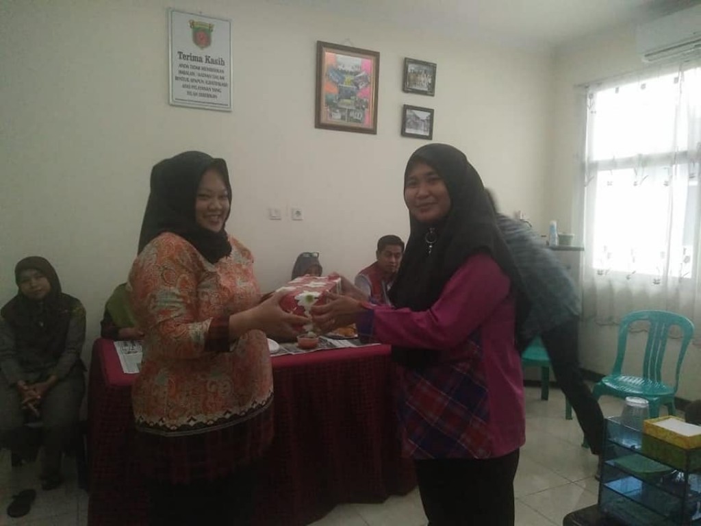 Rapat Staf dan Penyerahan Penghargaan Staf Berprestasi