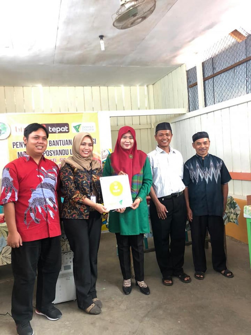 Penyerahan Bantuan Perbaikan Posyandu Lestari I oleh Bank BTPN Syariah Samarinda