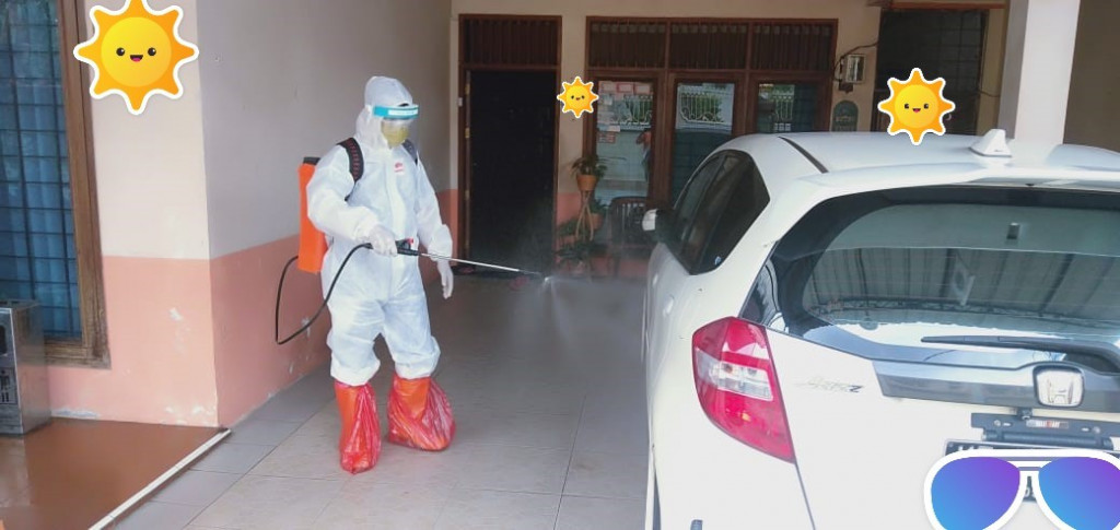 Giat Penyemprotan Disinfektan Ke Rumah Warga Oleh Satgas COvid Kelurahan