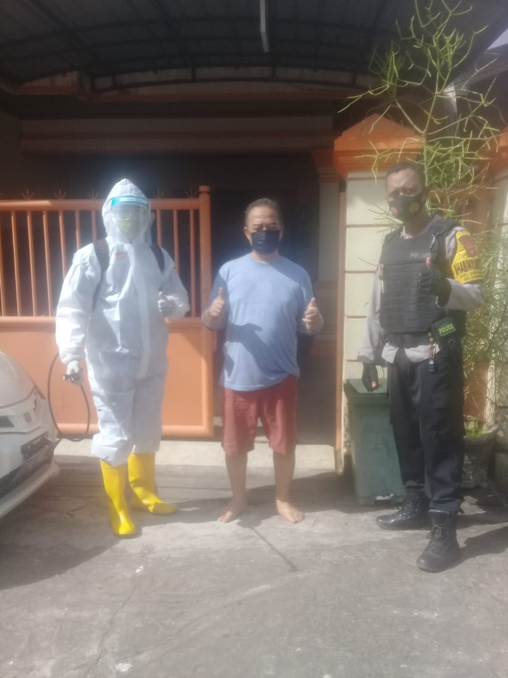 Penyemprotan Disinfektan Di Rumah Warga