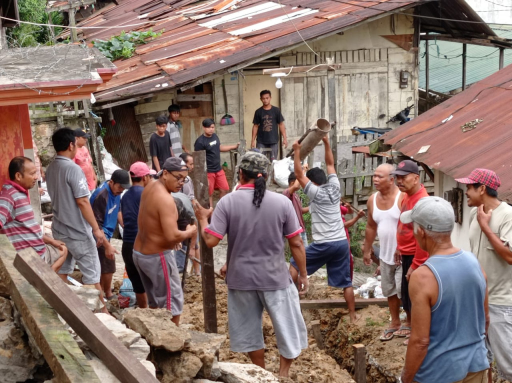 Kerjabakti Perbaikan Jalan Lingkungan RT 38 Kelurahan Sidomulyo Warga Kompak Turun Tangan