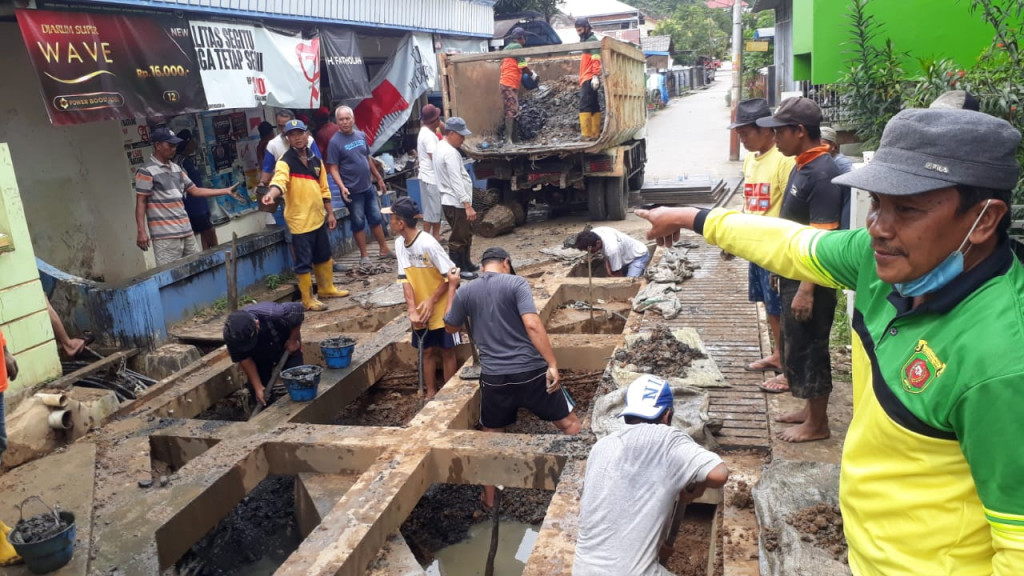 Ketua RT Kelurahan Sidomulyo Ramai-Ramai Berinisiatif Menggerakkan Warganya Untuk Kerja Bakti Membersihkan Lingkungan