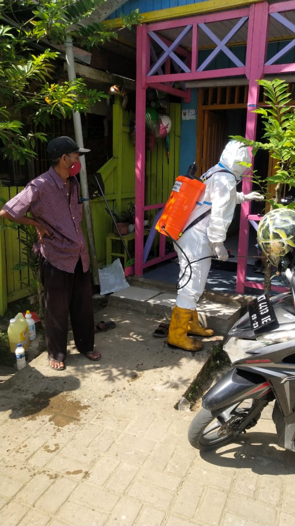 Pemasangan Banner, Penyemprotan Disinfektan dan Gotong Royong Di Beberapa Wilayah RT Kelurahan Sidomulyo