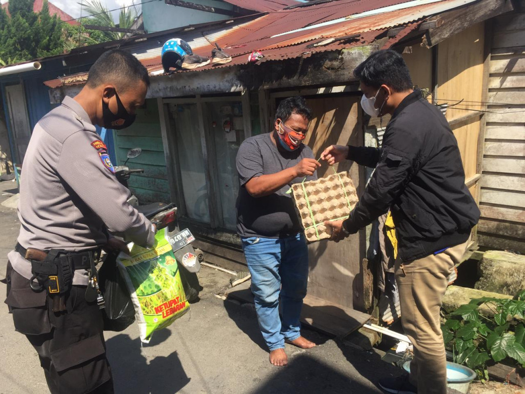 Pendistribusian Bantuan Pangan Terhadap Warga Yang terdampak Covid19 Kelurahan Sidomulyo.