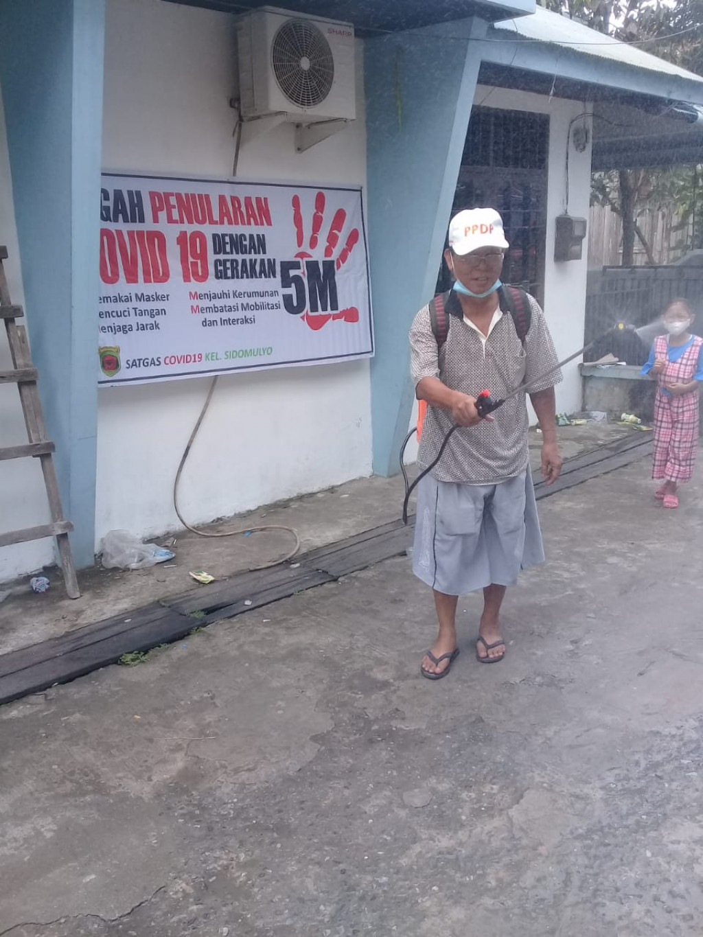 Pemasangan Spanduk Dan Penyemprotan Disinfektan DI RT 25 Dan RT 28