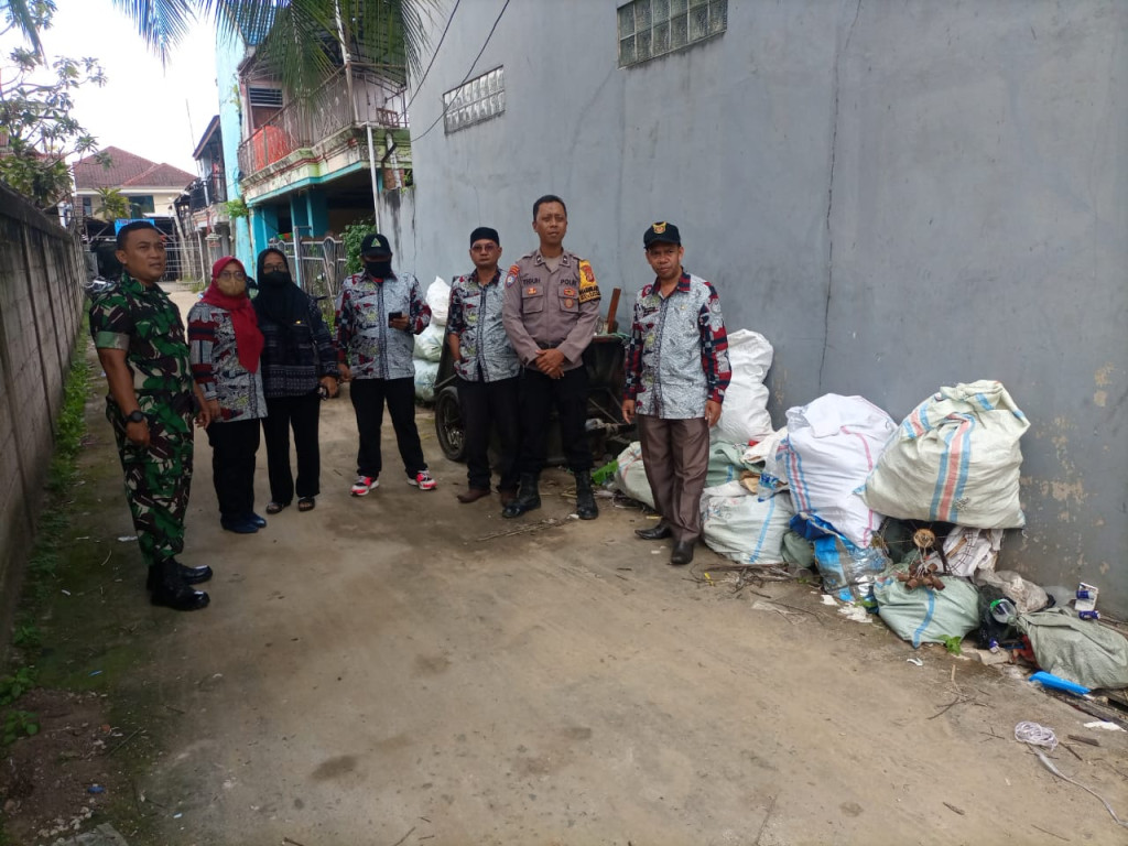 Upaya Bersama Atasi Masalah Lingkungan: Peninjauan Lokasi Penumpukan Sampah di RT. 29