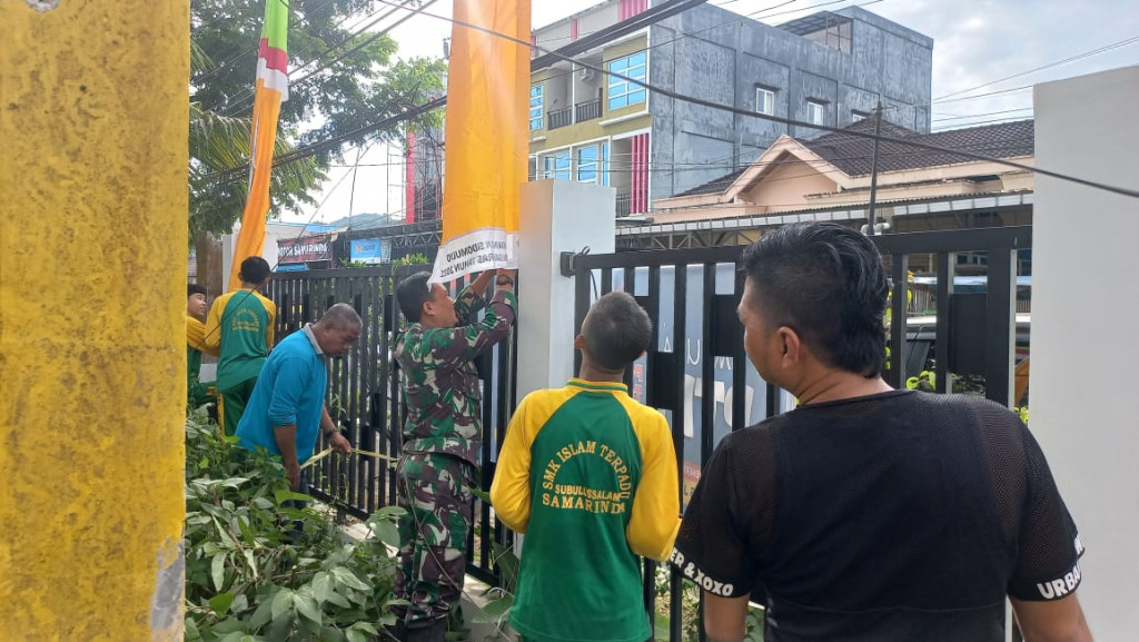Kerjasama Gotong Royong Sidomulyo: Persiapan Hari Jadi Samarinda dengan Pemasangan Umbul-Umbul #LATEPOST