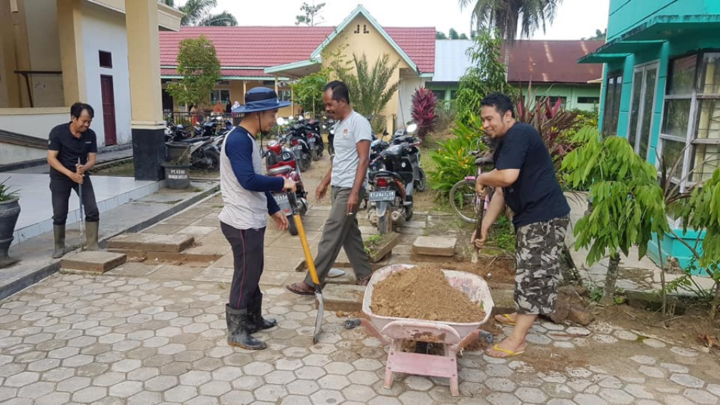 Kegiatan Jum'at bersih dilingkungan Kelurahan Simpang Pasir