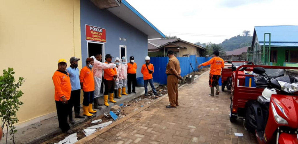 Penyemprotan disinfektan lokasi rumah warga yg terpapar Covid 19 oleh relawan LPM simpang pasir