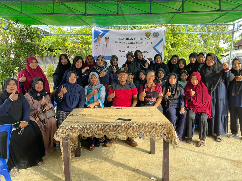 Kegiatan BUMRT 11, antusias para ibu-ibu membuat amplang