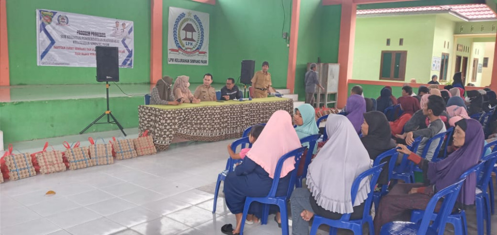 Pembagian Bantuan Sembako dan Alat Perlengkapan Sekolah Untuk Warga Kurang Mampu