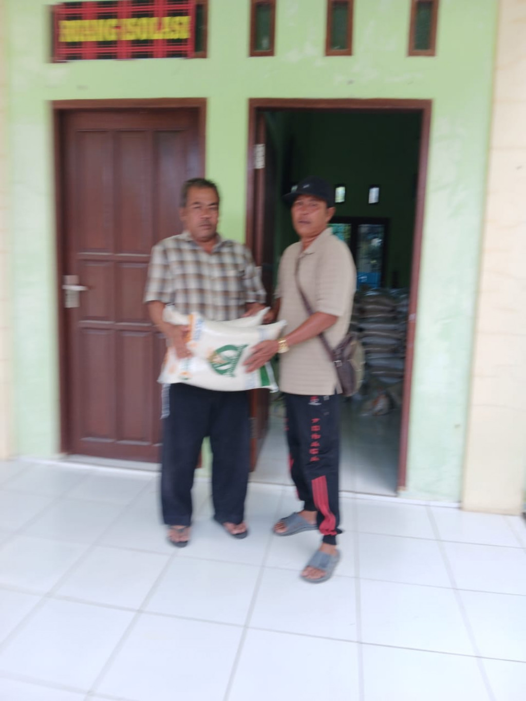 Pembagian beras bansos