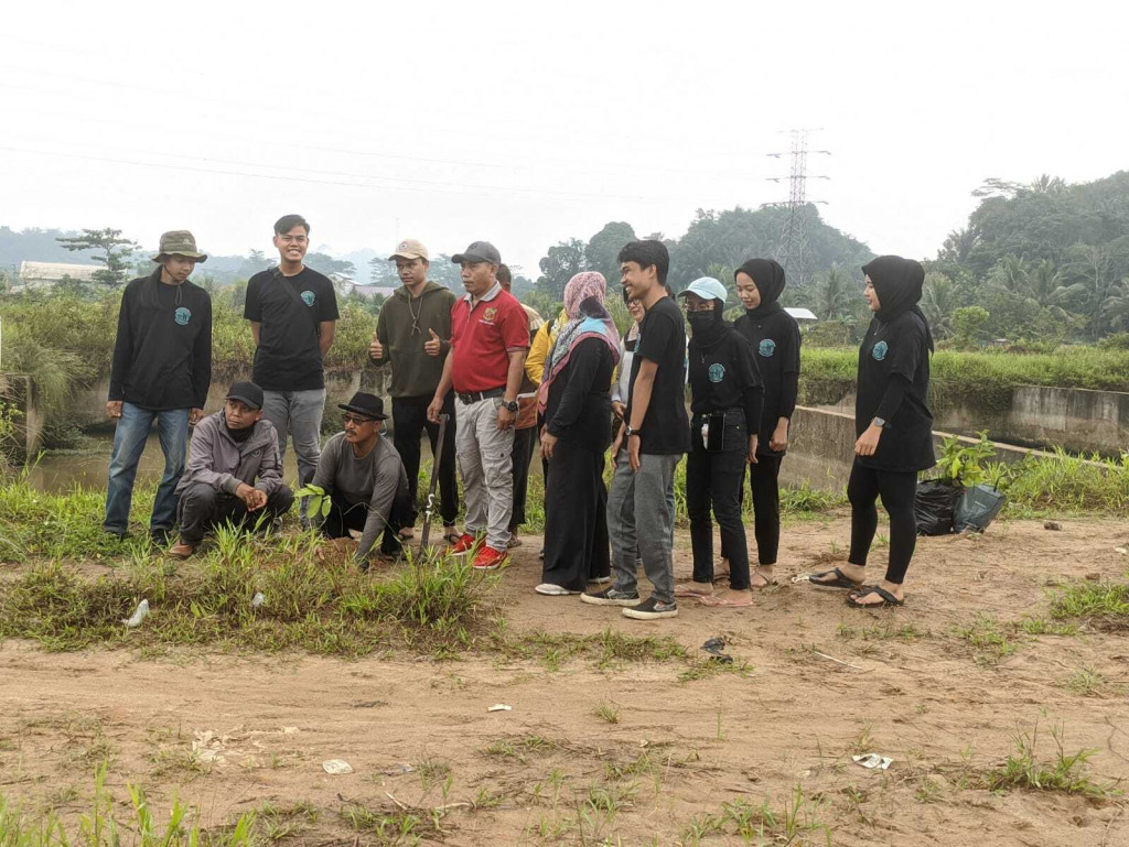Pelaksanaan Kegiatan Penghijauan Dan kebersihan Lingkungan.