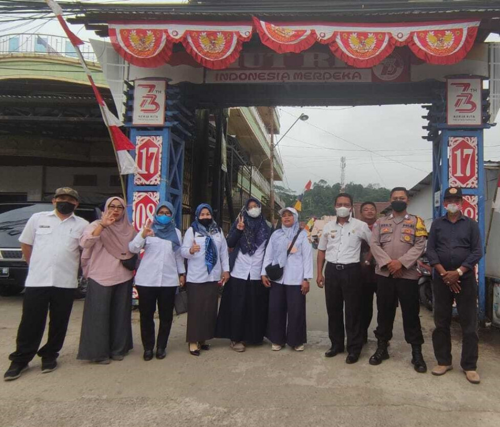Pembagian bendera merah putih kepada pengguna jalan secara masal