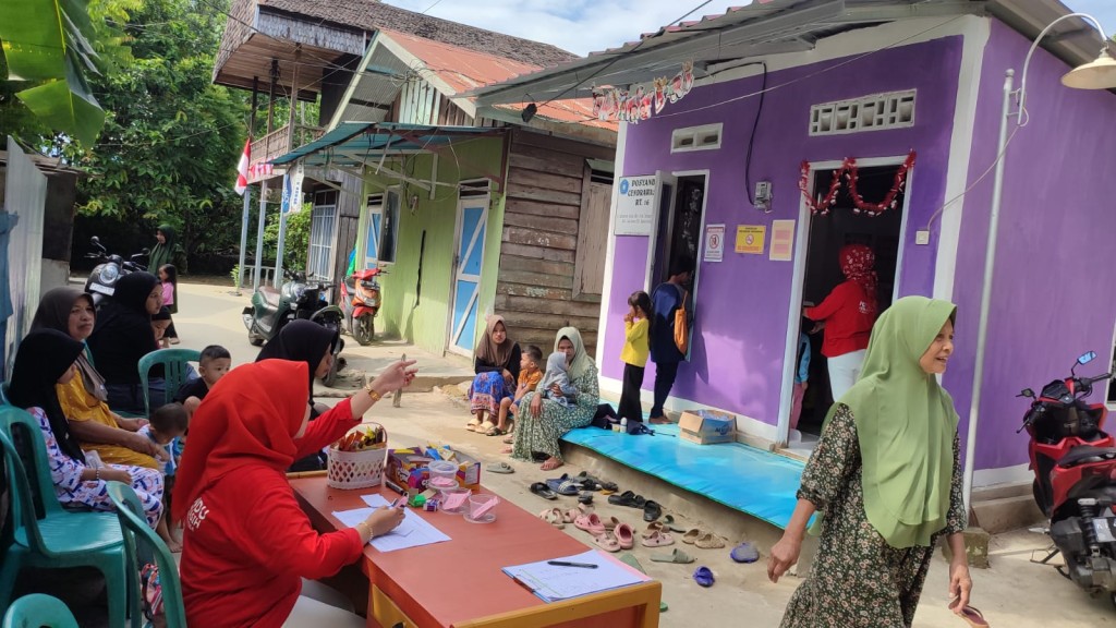 Pin polio dan perdana menempati  gedung baru Posyandu Cendrawasih ( dana probebaya ) di rt 16