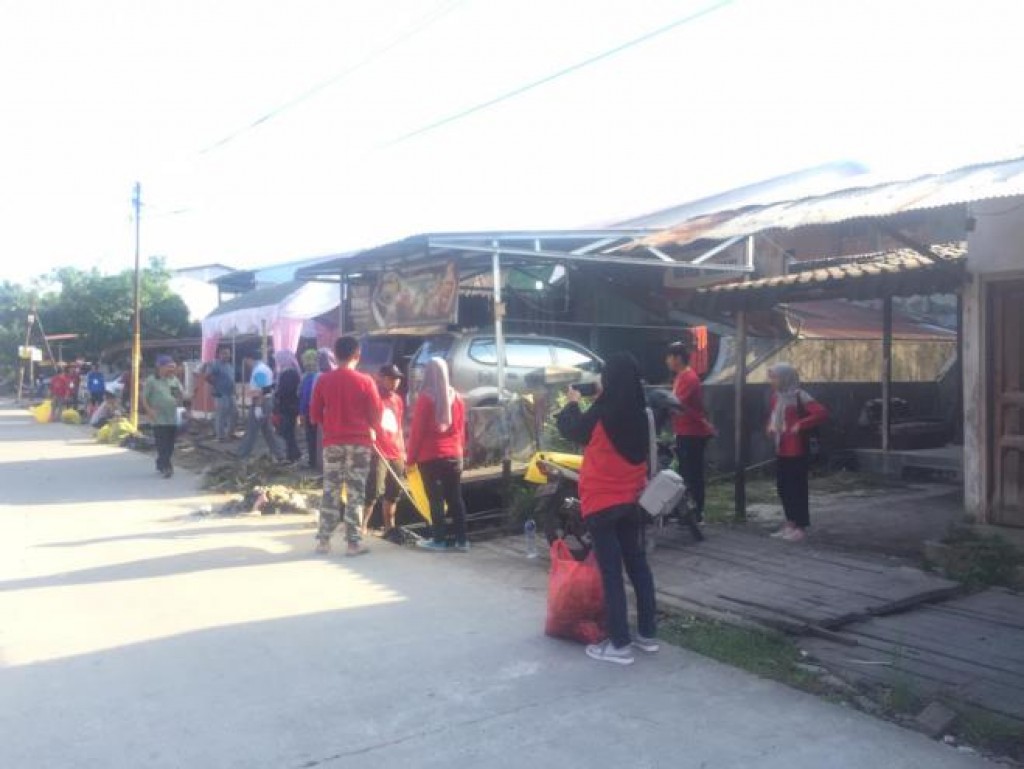 Kerja Bakti di Kelurahan Pelita bersama staf kelurahan Sungai Dama
