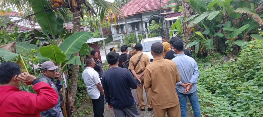 Bersama pimpinan, Ketua RT. 33, Dinas PUPR dan Konsultan melakukan peninjauan lokasi terowongan sisi Jalan Sultan Alimuddin