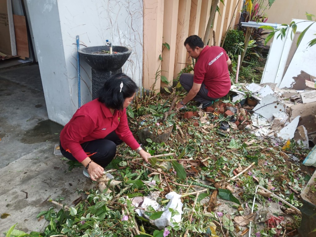 Kerja Bakti Membersihkan Taman di Kelurahan Sungai Dama
