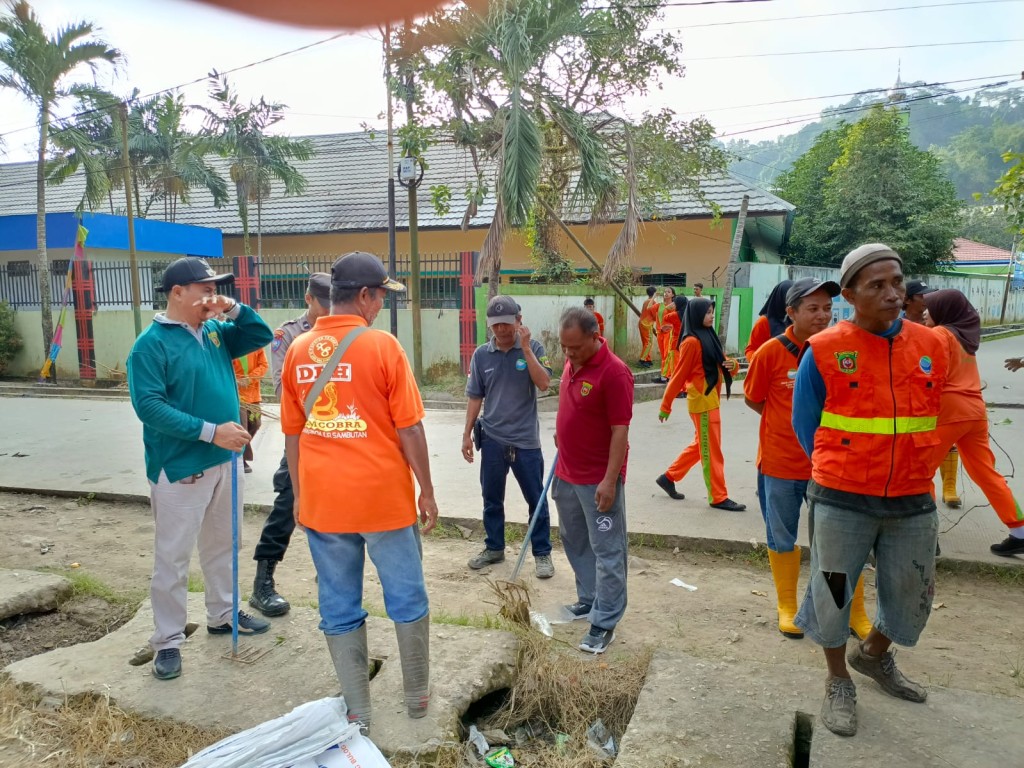 Giat Jum'at : sapu bersih sampah sungai karang mumus