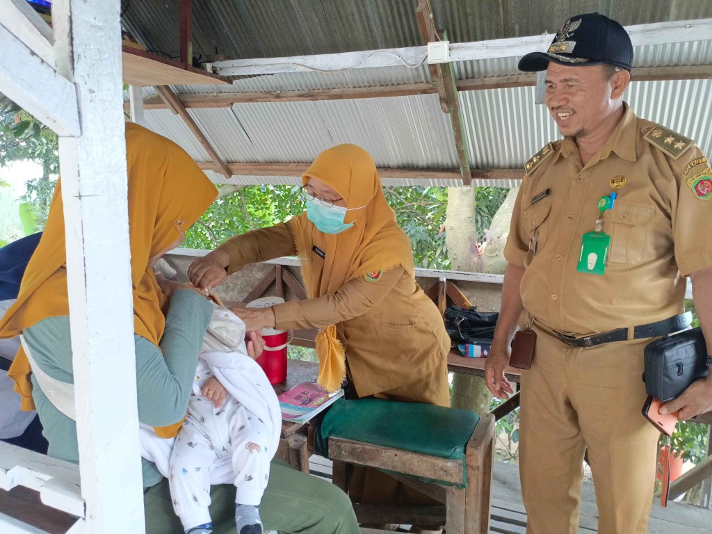 Lurah Sungai Dama Pantau Langsung Imunisasi Polio di RT 06