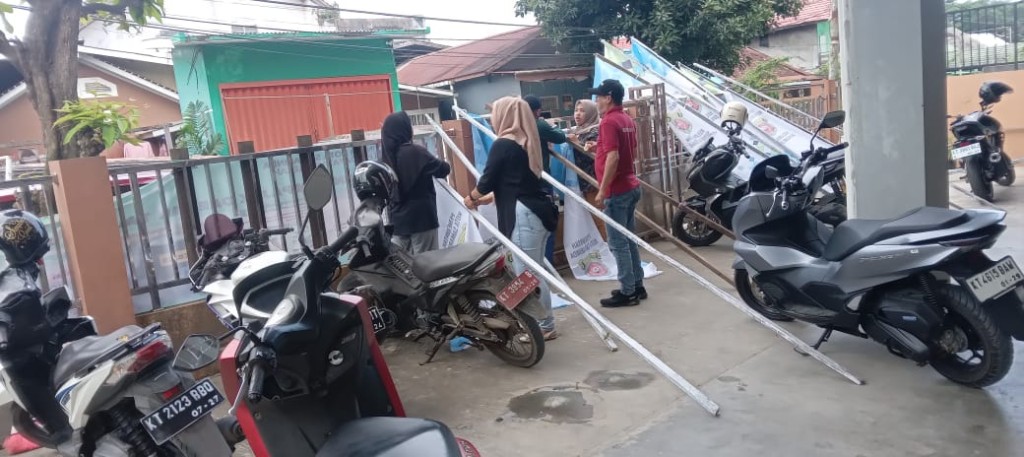 Perangkat Kelurahan Sungai Dama Bersatu, Hiasi Lingkungan dengan Umbul-Umbul Meriah