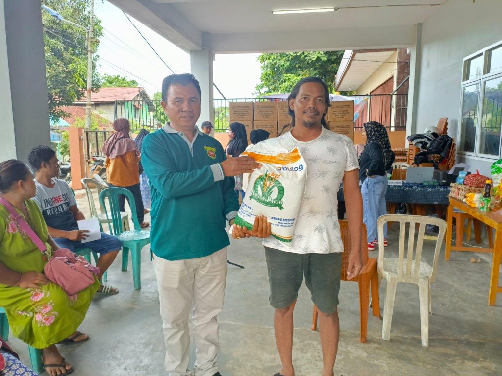 Pendistribusian Beras Bulog Oleh Lurah dan Kasi Kesejahteraan Masyarakat Kelurahan Sungai Dama