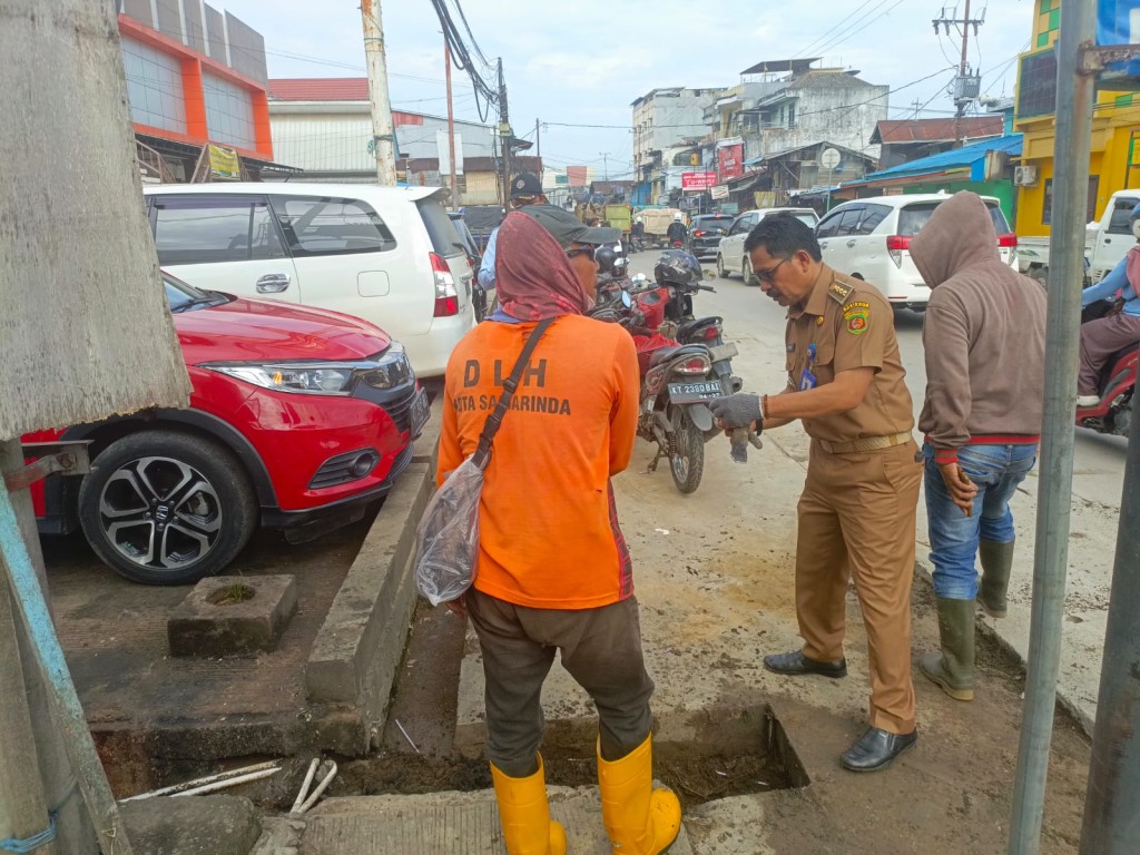 Operasi Kebersihan di Sepanjang Jalan Otto Iskandar Dinata